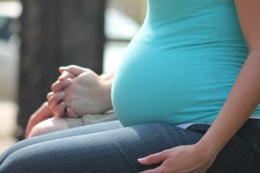 Pro těhotné ženy zákon stanovuje ochranu v podobě zákazu výpovědi.