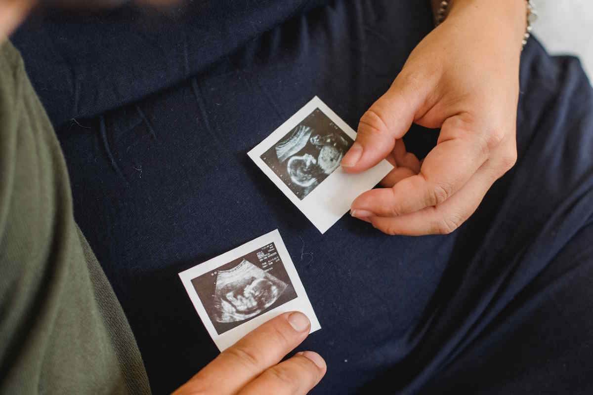 Vláda bude projednávat návrh nového zákona, který chce přinést novou „náhradní mateřskou“ pro ženy, které nemají nárok na peněžitou pomoc v mateřství. Mateřský příspěvek, by mohl být 12 – 13 tisíc korun měsíčně. Vyplácel by se 28 nebo 37 týdnů. Nárok by mohl být už od roku 2024.
